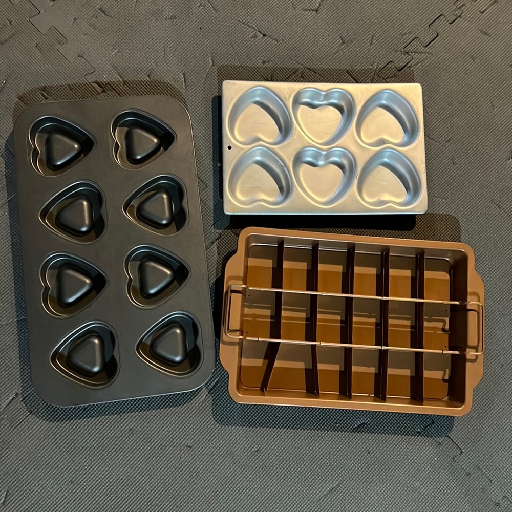 Bakeware 2 heart molds, brownie for end pieces,  fillable cake mold never used
